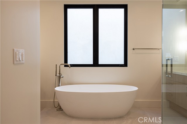 Detail Gallery Image 14 of 56 For 404 16th St, Manhattan Beach,  CA 90266 - 5 Beds | 5/2 Baths