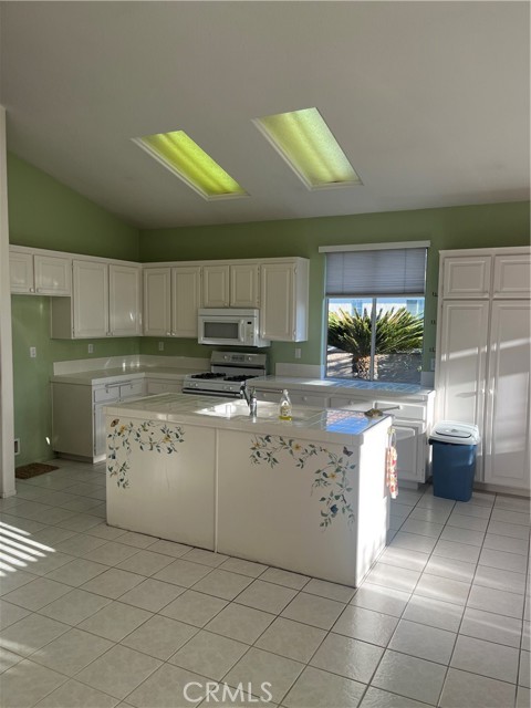 Detail Gallery Image 2 of 12 For 40614 Calle Galacia, Murrieta,  CA 92562 - 2 Beds | 2 Baths