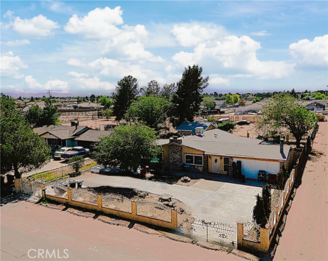 14136 Osage Road, Apple Valley CA: https://media.crmls.org/medias/7c55c7a9-27aa-4790-b6ad-4bd67ebc5988.jpg