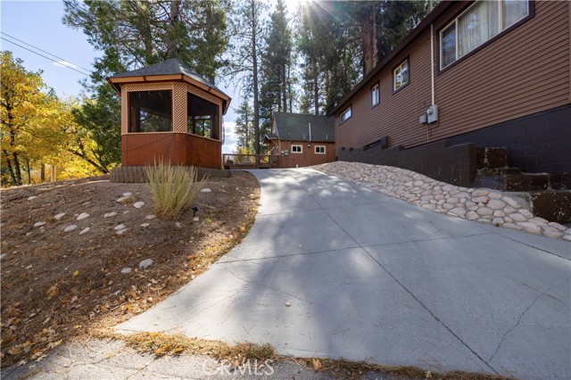 Detail Gallery Image 4 of 54 For 2242 Deep Creek Dr, Running Springs,  CA 92382 - 2 Beds | 2 Baths