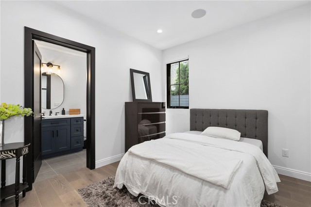 535 N Sierra Bonita Avenue, Los Angeles CA: https://media.crmls.org/medias/7c594a23-db87-4ba9-80c0-cde509191e1d.jpg