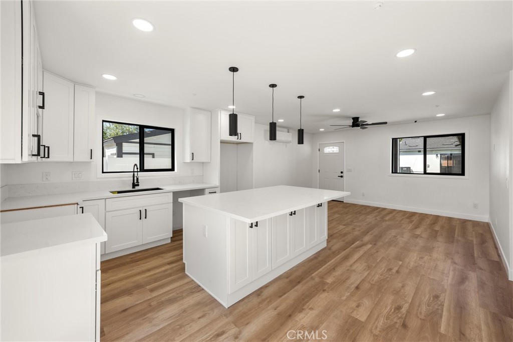 https://media.crmls.org/medias/7c5a61b5-42af-4f57-94ab-f0dd509e235f.jpg?preset=X-Large