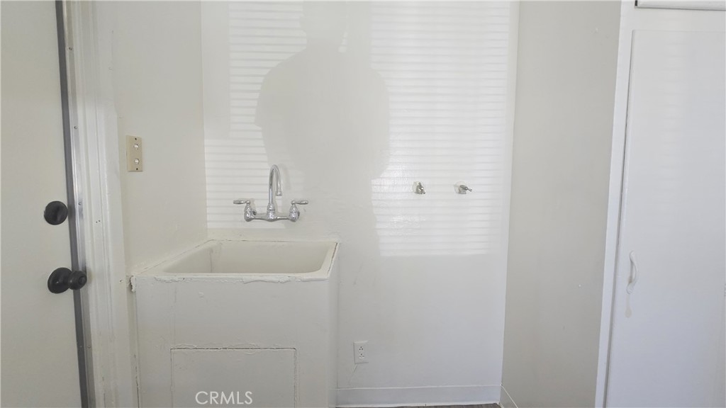 https://media.crmls.org/medias/7c633385-127b-48b6-8db9-4a35843b709d.jpg?preset=X-Large