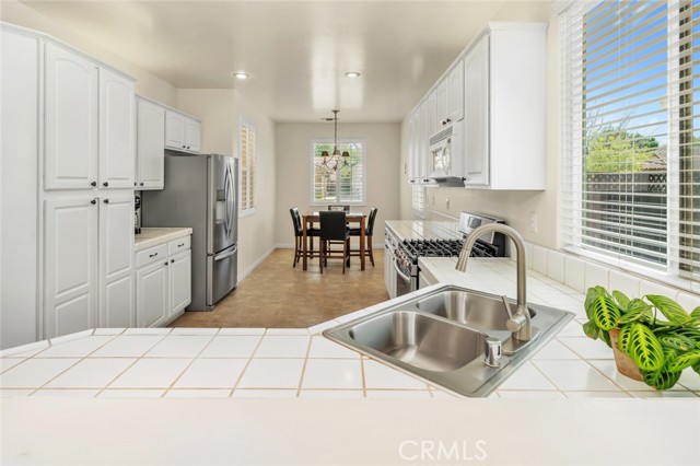 Detail Gallery Image 12 of 44 For 331 Hollyhill Dr, Bakersfield,  CA 93312 - 3 Beds | 2 Baths