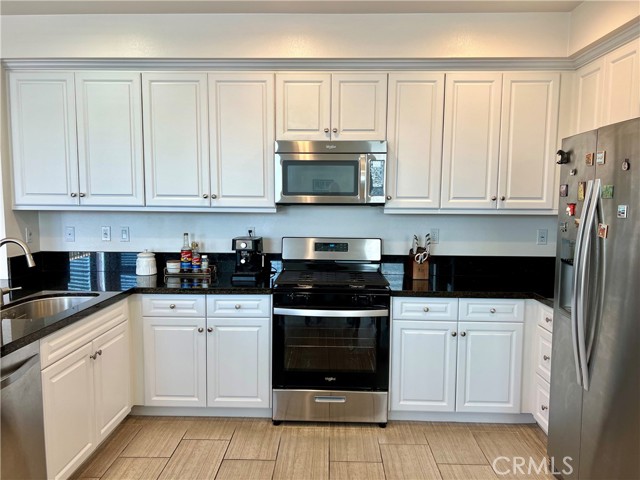 Detail Gallery Image 3 of 13 For 8823 Jacaranda #F,  Montclair,  CA 91763 - 1 Beds | 1/1 Baths