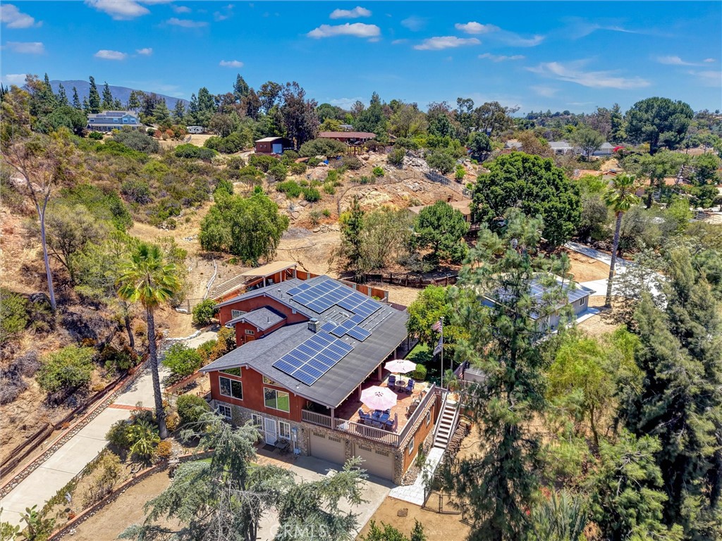 https://media.crmls.org/medias/7c6d3f91-b1de-4095-b628-2cc9d6fb600b.jpg?preset=X-Large