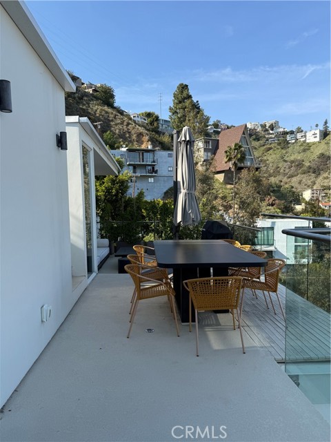8672 Franklin Avenue, Los Angeles CA: https://media.crmls.org/medias/7c6dc945-5d12-445d-b855-67321bc7d076.jpg
