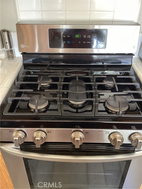  This is a very nice oven stove with many burners