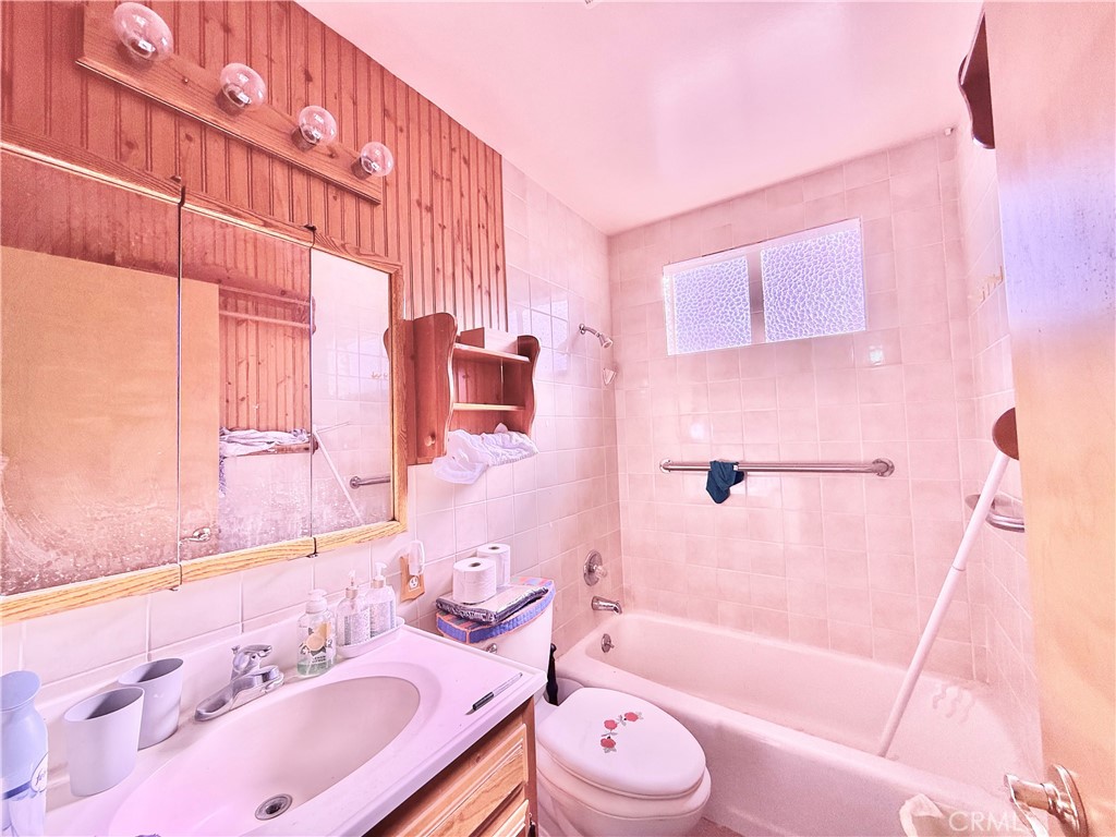 https://media.crmls.org/medias/7c732799-47c1-4e0b-9c4c-32ec722e6f29.jpg?preset=X-Large
