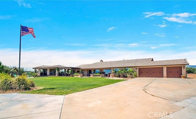 8686 Capelin Road, Phelan CA: https://media.crmls.org/medias/7c7922f4-a601-47a4-a80f-363deb75f0e6.jpg