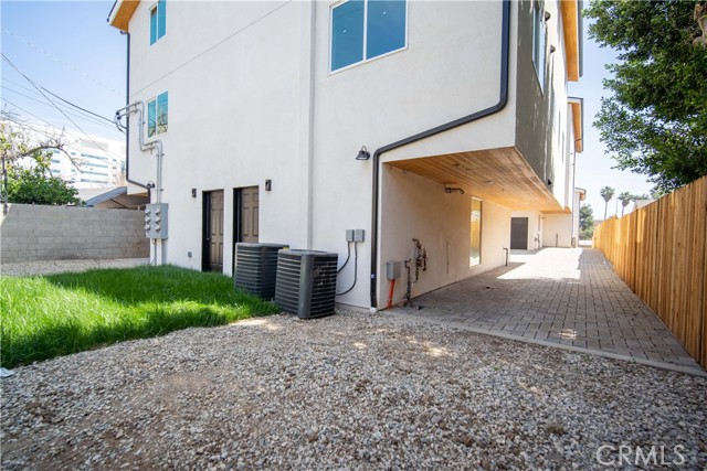 1031 N Cummings Street, Los Angeles CA: https://media.crmls.org/medias/7c798661-5bb5-4cdc-abd4-7937a0e7b8a7.jpg