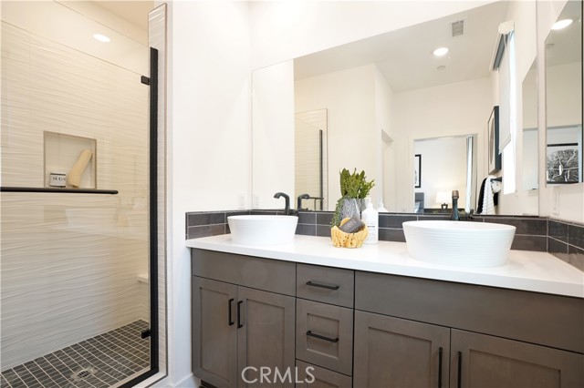 Detail Gallery Image 18 of 22 For 2317 W Broadway, Anaheim,  CA 92804 - 2 Beds | 2/2 Baths