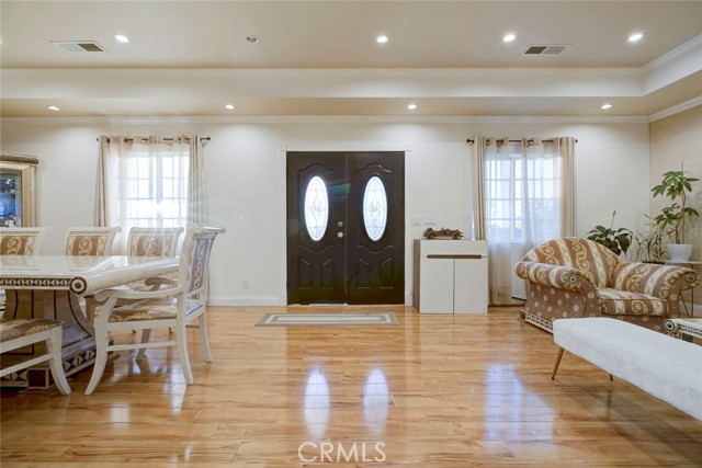 Detail Gallery Image 4 of 33 For 10624 Mcclemont Ave, Tujunga,  CA 91042 - 3 Beds | 3 Baths