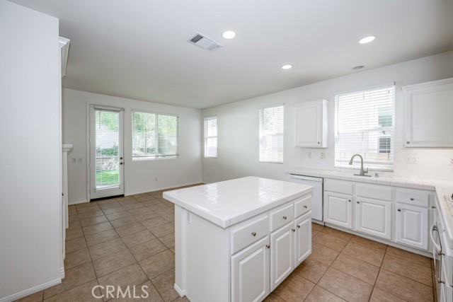 Detail Gallery Image 8 of 34 For 23321 Beachcomber Ln, Valencia,  CA 91355 - 4 Beds | 2/1 Baths