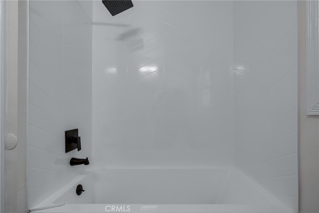 https://media.crmls.org/medias/7c84cb5c-07bb-489a-867f-b9d3f850c2ca.jpg?preset=X-Large