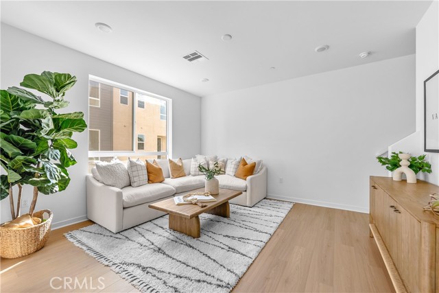 Detail Gallery Image 11 of 23 For 9423 1/2 N Sepulveda Blvd. #3,  North Hills,  CA 91343 - 2 Beds | 2/1 Baths