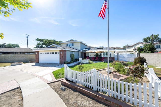 Detail Gallery Image 4 of 72 For 3080 W Glen Holly Dr, Anaheim,  CA 92804 - 5 Beds | 3/1 Baths