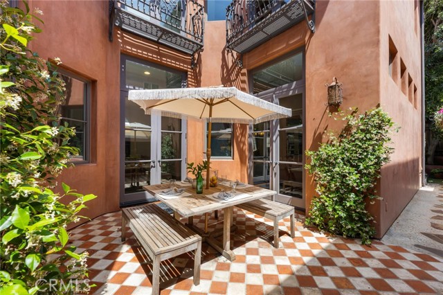 Detail Gallery Image 3 of 64 For 2516 Walnut Ave, Manhattan Beach,  CA 90266 - 5 Beds | 5/1 Baths