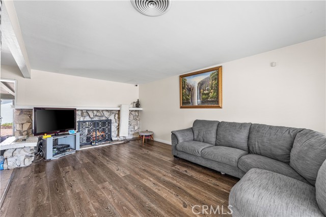 7948 Fallbrook Ave, West Hills CA: https://media.crmls.org/medias/7c933450-67ac-4e9d-8790-5058a68b4183.jpg