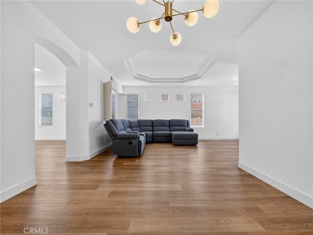 https://media.crmls.org/medias/7c97c86e-8713-40ba-8c8b-750d426a873e.jpg?preset=X-Large