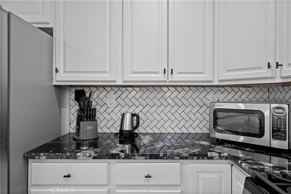 https://media.crmls.org/medias/7c983cc3-92e8-4ce3-bfee-23943cad5999.jpg?preset=X-Large