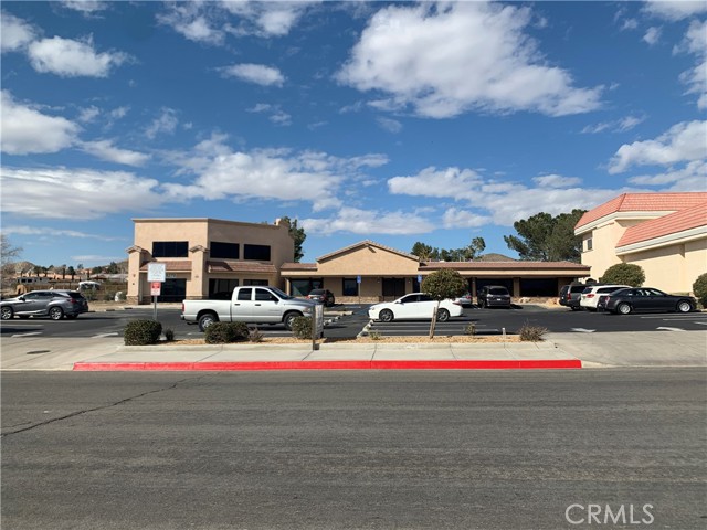 18270 Siskiyou Road, Apple Valley, California 92307, ,Commercial Lease,For Rent,18270 Siskiyou Road,CRHD22117217