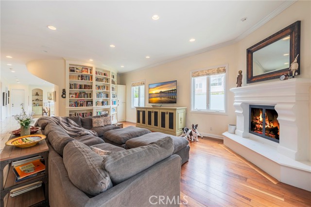 Detail Gallery Image 12 of 52 For 880 11th, Manhattan Beach,  CA 90266 - 5 Beds | 5 Baths