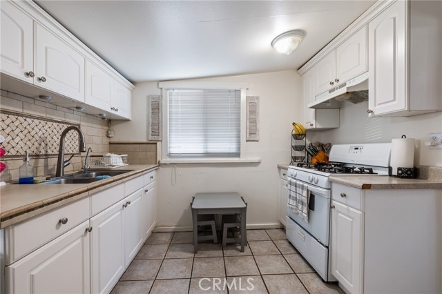 435 S Palm Avenue, Santa Paula CA: https://media.crmls.org/medias/7c9dee18-260c-485c-abc7-a393bac4c726.jpg
