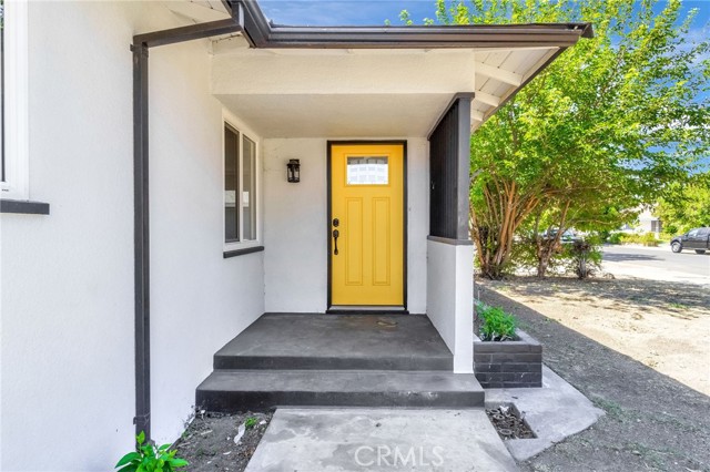 Detail Gallery Image 4 of 41 For 2824 E Brown Ave, Fresno,  CA 93703 - 3 Beds | 2 Baths