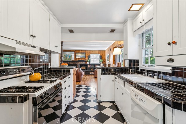 Detail Gallery Image 14 of 58 For 222 Holiday, Lake Arrowhead,  CA 92352 - 3 Beds | 2 Baths