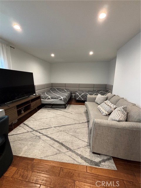 5533 Edward E Horton Lane, Encino CA: https://media.crmls.org/medias/7ca23ce9-71ef-4ce3-a294-3ddd729562eb.jpg