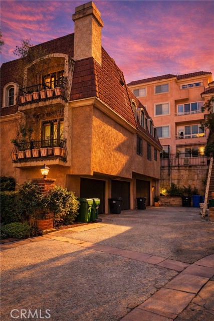 Detail Gallery Image 4 of 5 For 4370 W 8th, Los Angeles,  CA 90005 - 3 Beds | 3 Baths