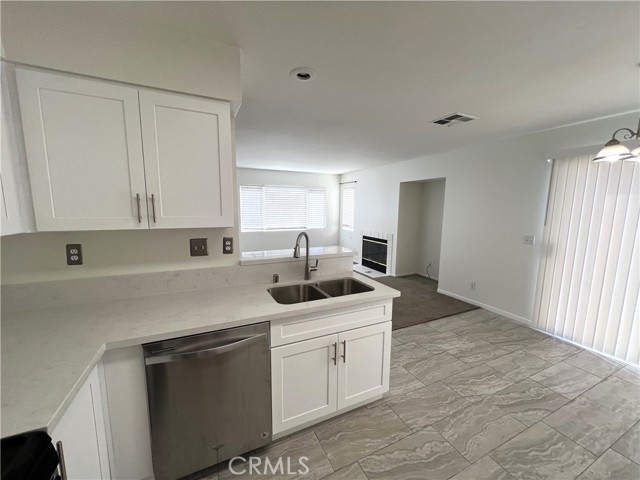 Detail Gallery Image 4 of 43 For 934 Primrose Ln, Corona,  CA 92878 - 4 Beds | 2/1 Baths