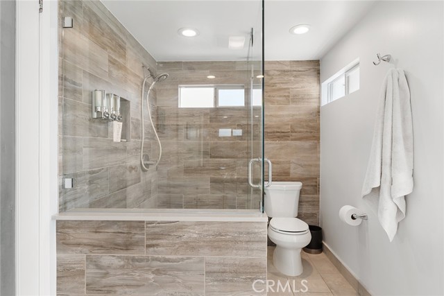 23642 Oxnard Street, Woodland Hills CA: https://media.crmls.org/medias/7ca7f7ed-7f99-42bd-98fc-8ef84bdc1069.jpg