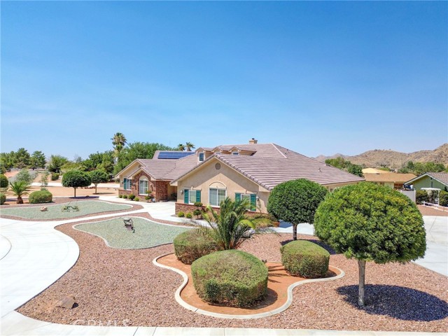 Detail Gallery Image 5 of 73 For 14260 Chinook Rd, Apple Valley,  CA 92307 - 5 Beds | 5/3 Baths
