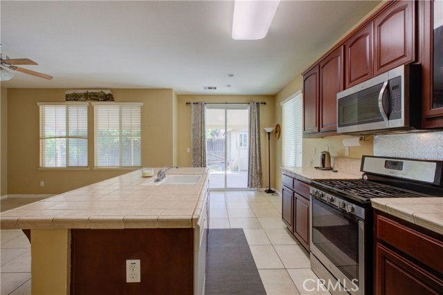 Detail Gallery Image 7 of 55 For 1492 Antioch Ct, Merced,  CA 95348 - 5 Beds | 2/1 Baths