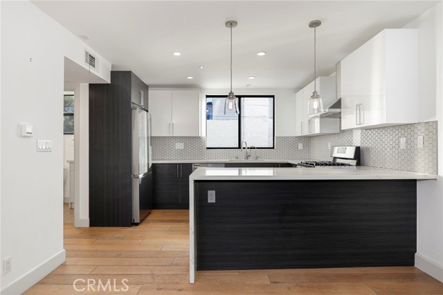 Detail Gallery Image 16 of 46 For 2400 Glendale Ct, Los Angeles,  CA 90039 - 3 Beds | 3 Baths