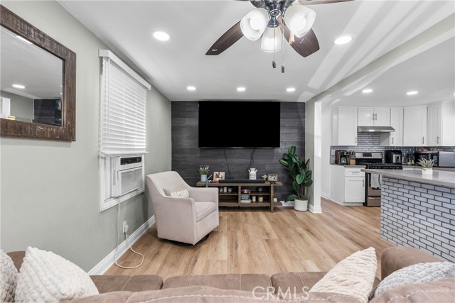 12401 filmore, Sylmar CA: https://media.crmls.org/medias/7cae4cfa-a3f2-417a-af89-fb7fd2060fa2.jpg