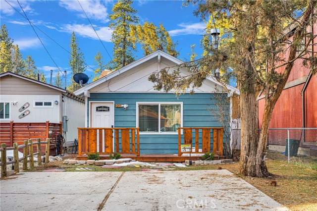 906 W Aeroplane Boulevard, Big Bear City CA: https://media.crmls.org/medias/7caf2271-d38d-44e8-a468-c544bd630cf4.jpg