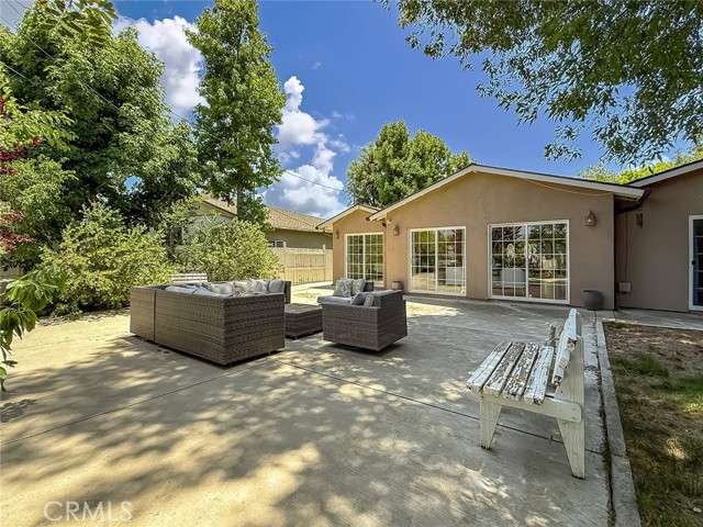 24017 Sylvan Street, Woodland Hills CA: https://media.crmls.org/medias/7caf8b22-c2a7-43c7-b40d-483267ee9de8.jpg