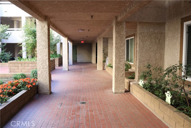 Detail Gallery Image 4 of 44 For 12121 Centralia St #111,  Lakewood,  CA 90715 - 1 Beds | 1 Baths