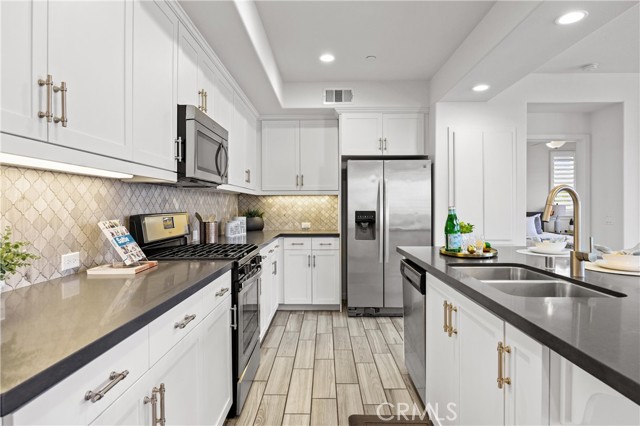 Detail Gallery Image 4 of 20 For 405 Mallorca Ln, Brea,  CA 92823 - 2 Beds | 2 Baths