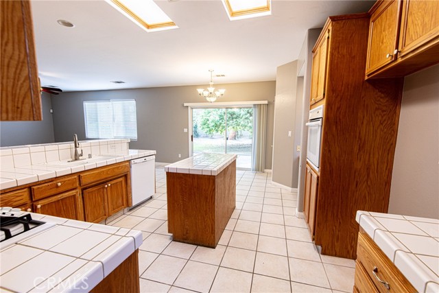 Detail Gallery Image 5 of 40 For 803 Mountain Park Dr, Bakersfield,  CA 93311 - 4 Beds | 3/1 Baths