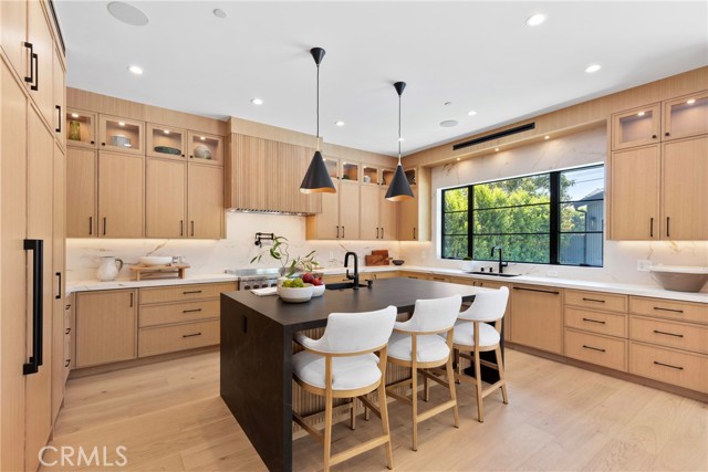 Detail Gallery Image 7 of 44 For 13602 Morrison St, Sherman Oaks,  CA 91423 - 6 Beds | 6/1 Baths