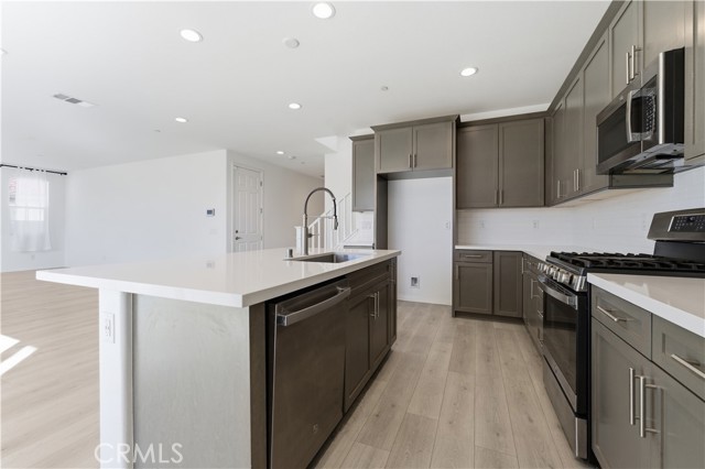 Detail Gallery Image 3 of 20 For 43869 Hampton, Lancaster,  CA 93536 - 4 Beds | 3 Baths