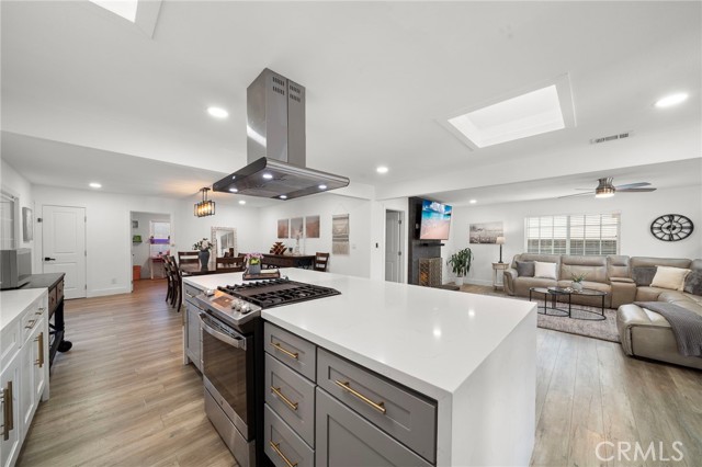 5228 E Minuet Lane, Anaheim CA: https://media.crmls.org/medias/7cb61a6f-3ffd-4860-80a8-581d55c38536.jpg
