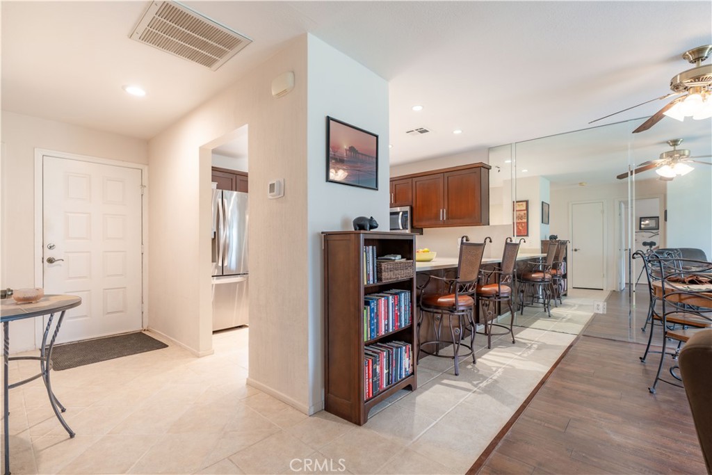 https://media.crmls.org/medias/7cb85b68-b5ac-4d71-b027-359b8dcbe7a5.jpg?preset=X-Large