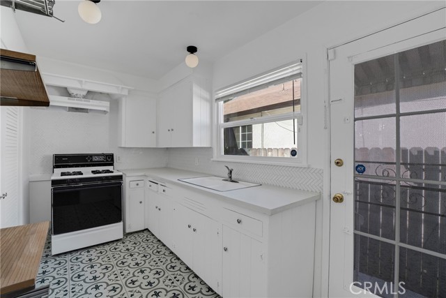 5424 Kester Avenue photo 7