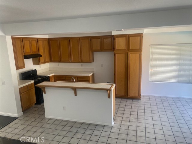 Detail Gallery Image 8 of 10 For 12866 Albright Ct, Victorville,  CA 92392 - 6 Beds | 3 Baths