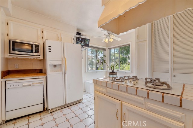 6913 Rubio Avenue, Lake Balboa CA: https://media.crmls.org/medias/7cc2c028-f63d-44f9-ada8-5e7d908dd4bf.jpg